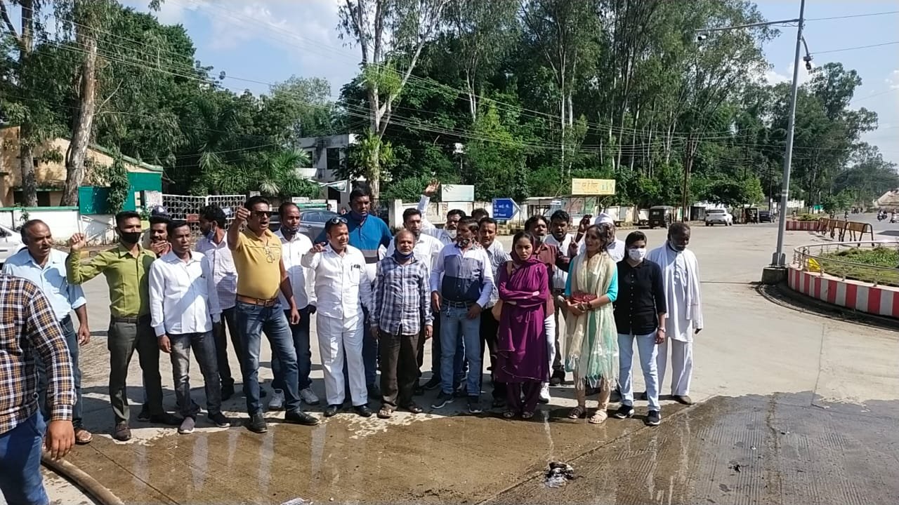 रेल्वे ओवर ब्रिज शीघ्र बनाए जाने की मांग को लेकर कांग्रेस सेवादल ने किया रेल मंत्री का पुतला दहन, रेल रोको आंदोलन की दी चेतावनी | New India Times