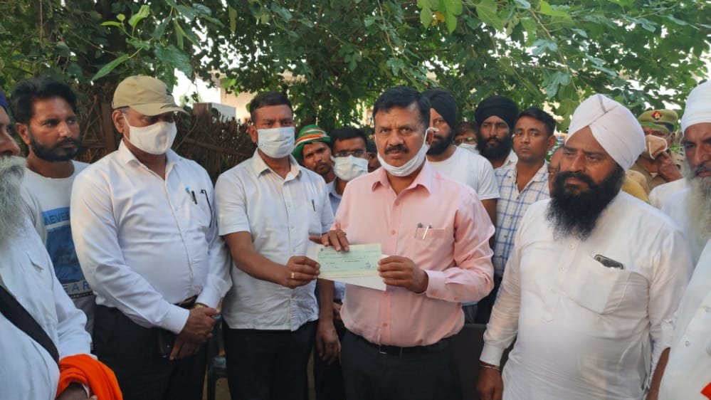लखीमपुर की घटना में मृतकों के उत्तराधिकारियों को डीएम ने सौंपेे 45- 45 लाख रुपये की धनराशि के चेक, मा. मुख्यमंत्री विवेकाधीन कोष से प्रति मृतक प्रदान की गयी 45 लाख रुपये की धनराशि | New India Times
