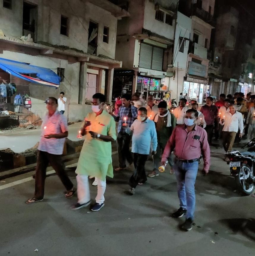 लखीमपुर किसान नरसंहार में शहीद हुए किसानों को श्रद्धांजलि अर्पित करने के लिए कांग्रेसी विधायक हर्ष यादव ने निकाला कैंडल मार्च | New India Times