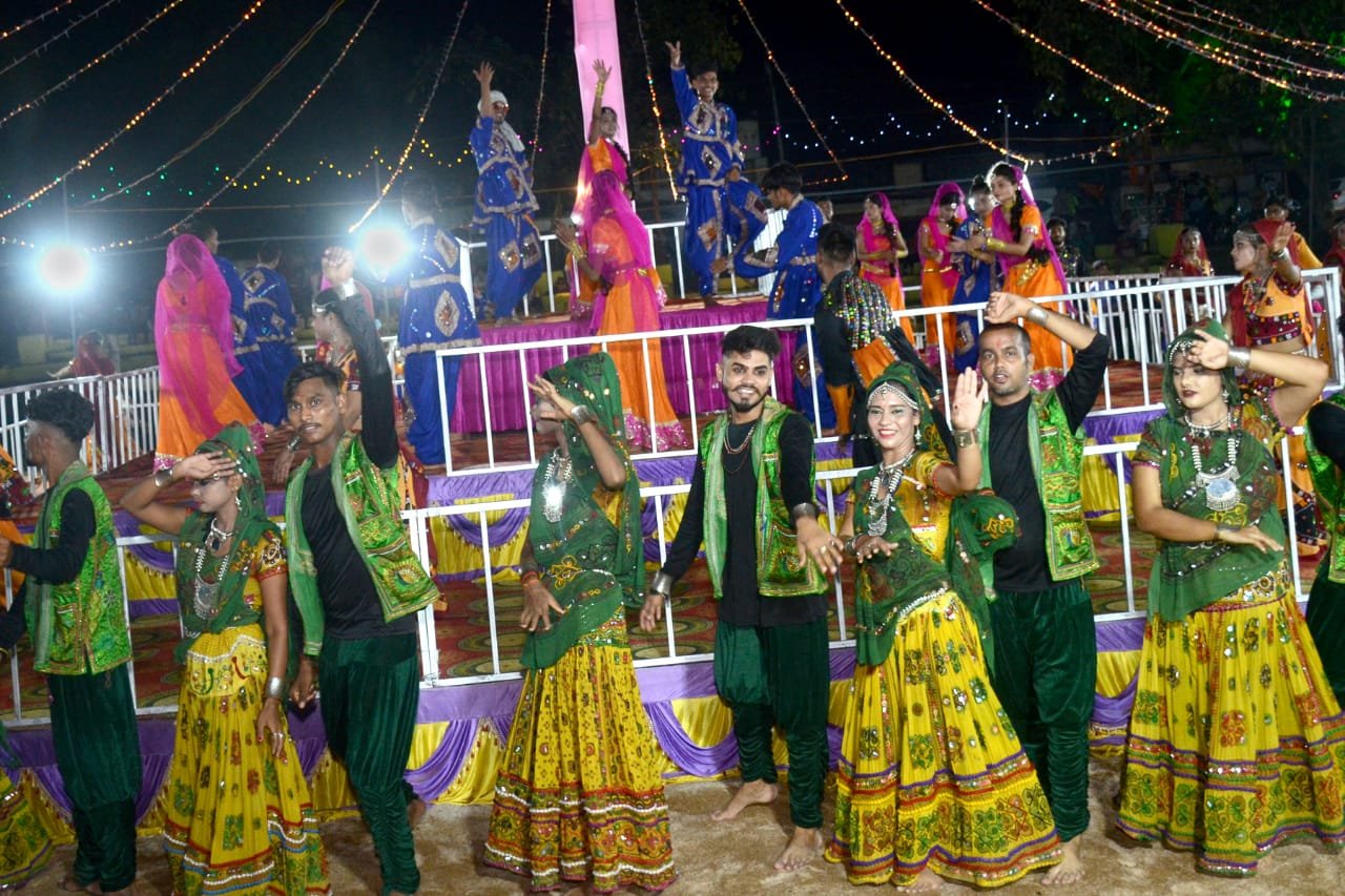 शक्ति की भक्ति में लीन श्रद्धालु | New India Times