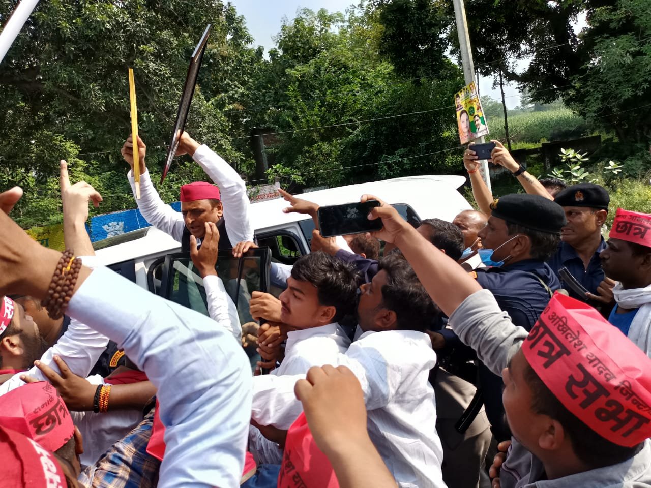 सपा कार्यकर्ताओं ने राष्ट्रीय अध्यक्ष अखिलेश यादव का किया भव्य स्वागत | New India Times