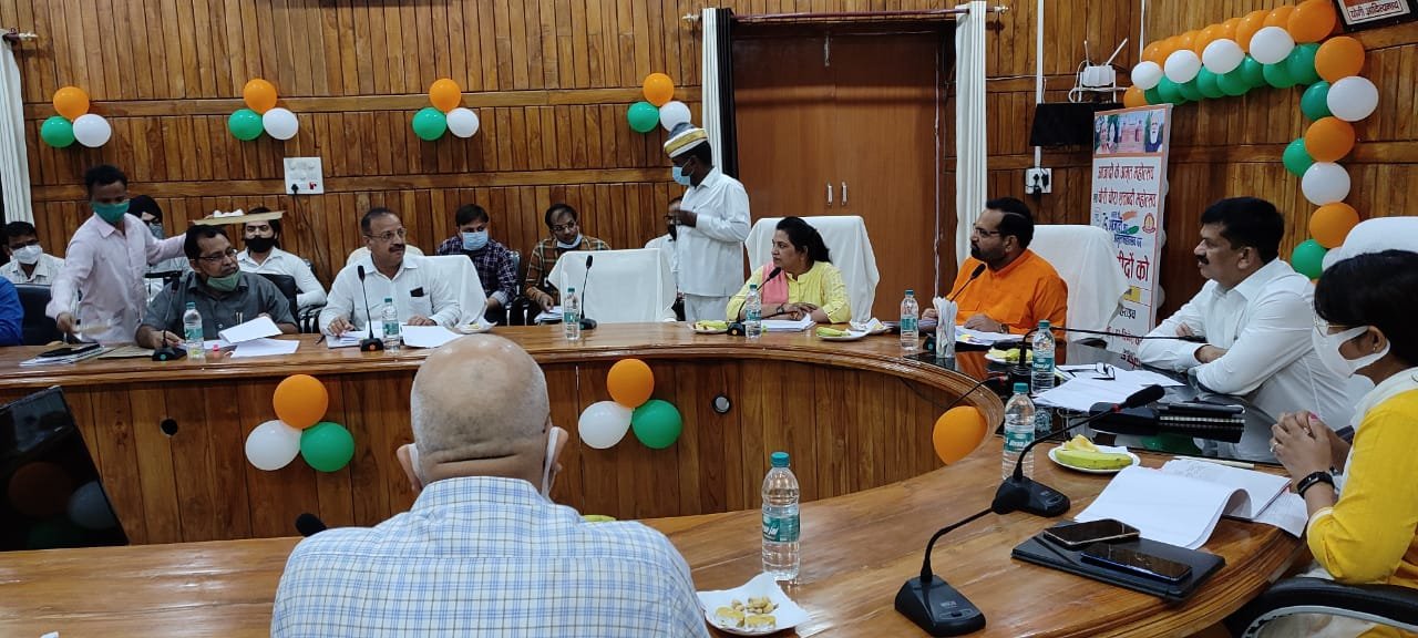 विद्युत विभाग की जिला स्तरीय मासिक समीक्षा बैठक में डीएम ने दिखाये कड़े तेवर, नानपारा व कैसरगंज के सभी उप खण्ड अधिकारियों को प्रतिकूल प्रविष्टि दिये जाने के दिये निर्देश | New India Times