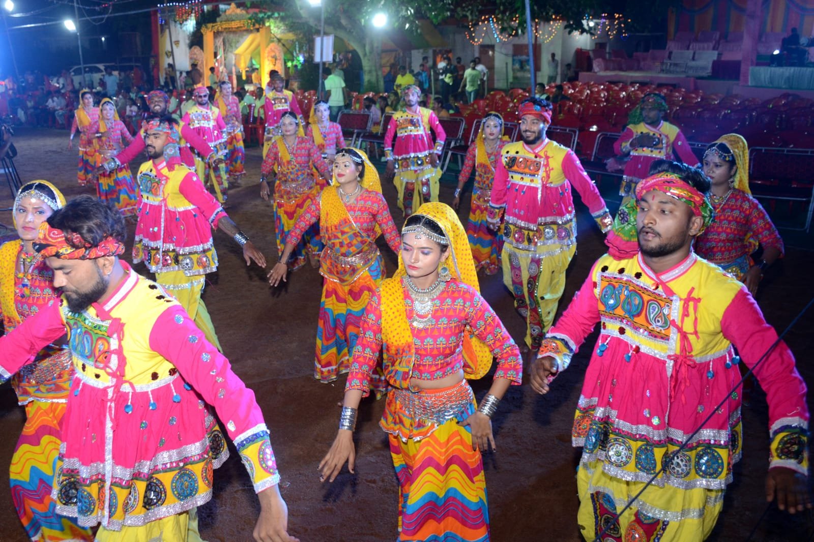 प्रसिद्ध धार्मिक नगरी फुट तालाब में नवरात्रि महोत्सव के चौथे दिन गुजरात के विक्की ग्रुप ने गरबों के माध्यम से समझाई प्रशासन की गाइड लाइन, कहा वैक्सीन, मास्क और सामाजिक दूरी है जरूरी | New India Times