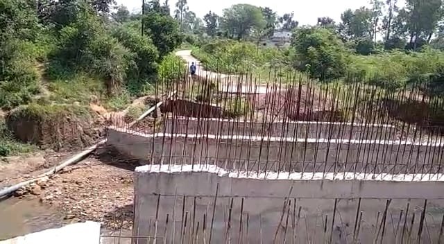 दो वर्षों से चल रहा है पुलिया का निर्माण कार्य, पानी का बहाना बताकर टाल रहा है ठेकेदार | New India Times