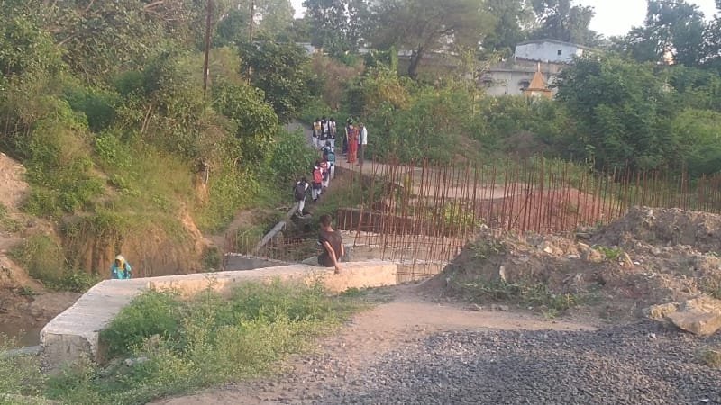 दो वर्षों से चल रहा है पुलिया का निर्माण कार्य, पानी का बहाना बताकर टाल रहा है ठेकेदार | New India Times