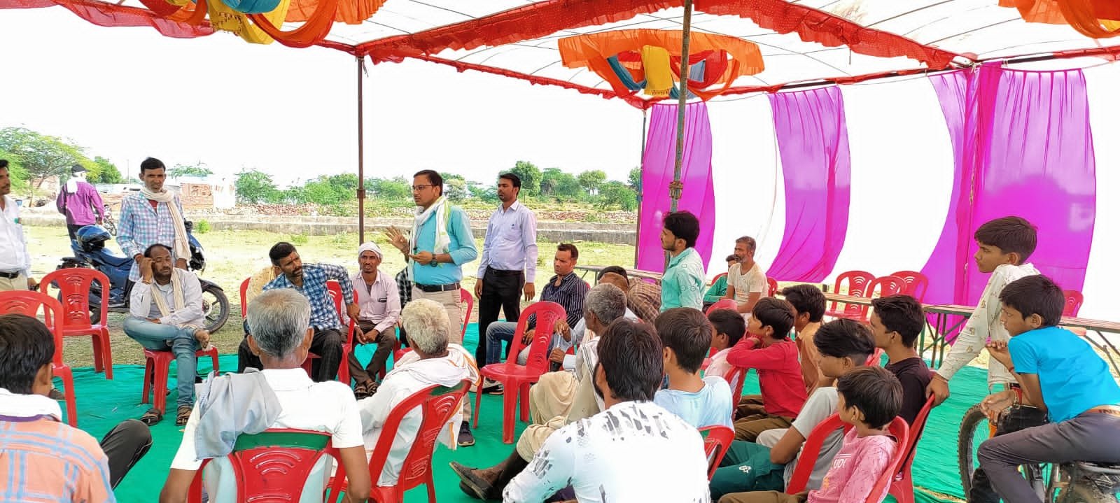 किसान गोष्ठी कर सिखाये खेती के गुर, किसानों ने कहा हम सुपर और यूरिया के साथ ही सरसों की बुवाई करेंगे | New India Times