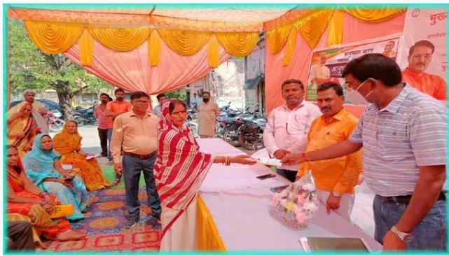 सामुदायिक स्वास्थ्य केन्द्र इटवा पर मुख्यमंत्री जन आरोग्य अभियान के अन्तर्गत अन्त्योदय राशन कार्ड धारकों को हुआ आयुष्मान कार्ड का वितरण | New India Times