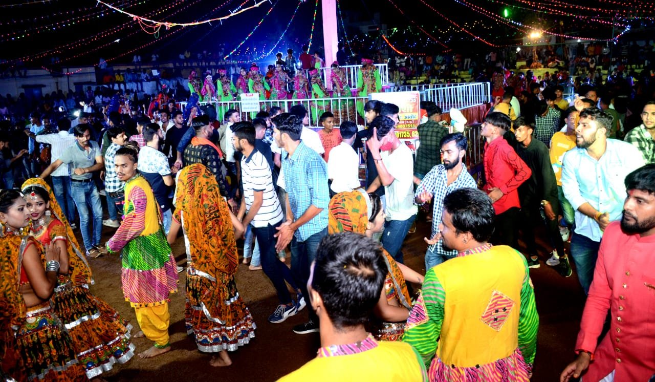 क्षेत्र के ग्रामीण बच्चों के द्वारा खेले जा रहे आकर्षक गरबो की श्री सुरेश चंद जैन (पप्पू भैया) ने की प्रशंसा | New India Times