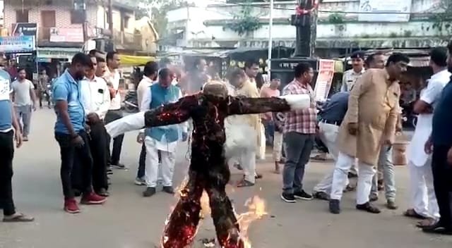 भाजपाइयों ने फूंका पूर्व मुख्यमंत्री कमलनाथ का पुतला 2 भाजपाइयों ने फूंका पूर्व मुख्यमंत्री कमलनाथ का पुतला | New India Times