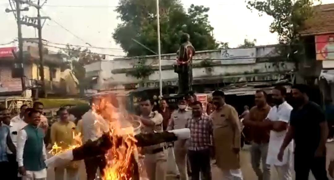 भाजपाइयों ने फूंका पूर्व मुख्यमंत्री कमलनाथ का पुतला | New India Times