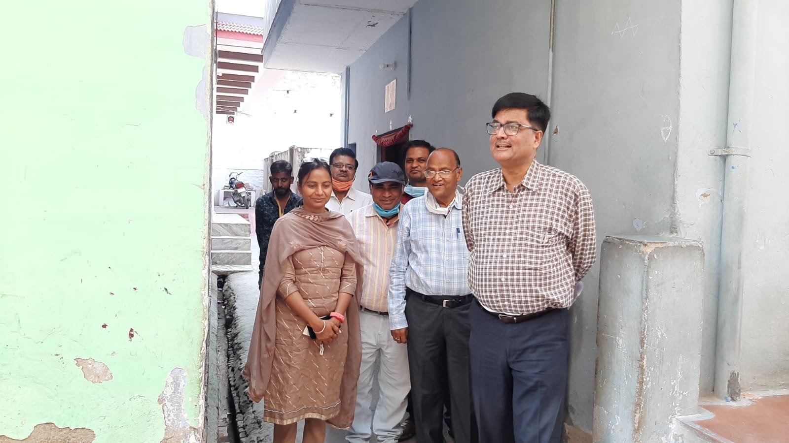 कलेक्टर ने शहर के डेंगू प्रभावित क्षेत्रों का दौरा कर लिया जायजा, रैपिड रेस्पोंस टीम का गठन कर जागरूकता पैदा करने के दिये निर्देश | New India Times