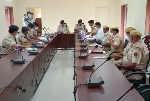 पंचायत चुनाव को लेकर आईजी पुलिस भरतपुर रेंज ने धौलपुर पुलिस अधिकारियों की ली बैठक | New India Times