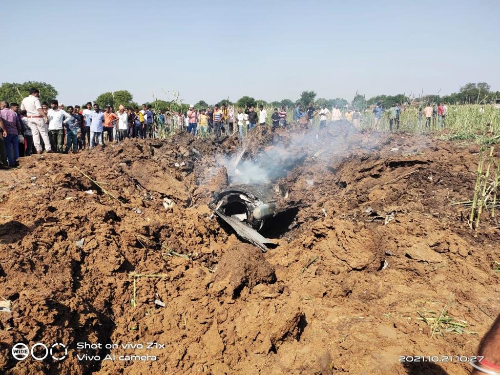 तकनीकि खराबी के कारण एयर फोर्स का विमान हुआ क्रेश, पायलट बाल-बाल बचा | New India Times