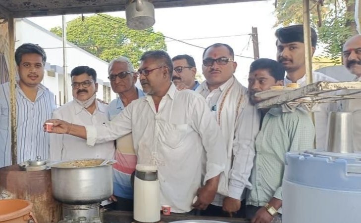 शरद पवार के पोते रोहित ने जनता से की चाय पर चर्चा, क्या ठेलाधारकों के विस्थापन का संकट टल सकेगा??? | New India Times