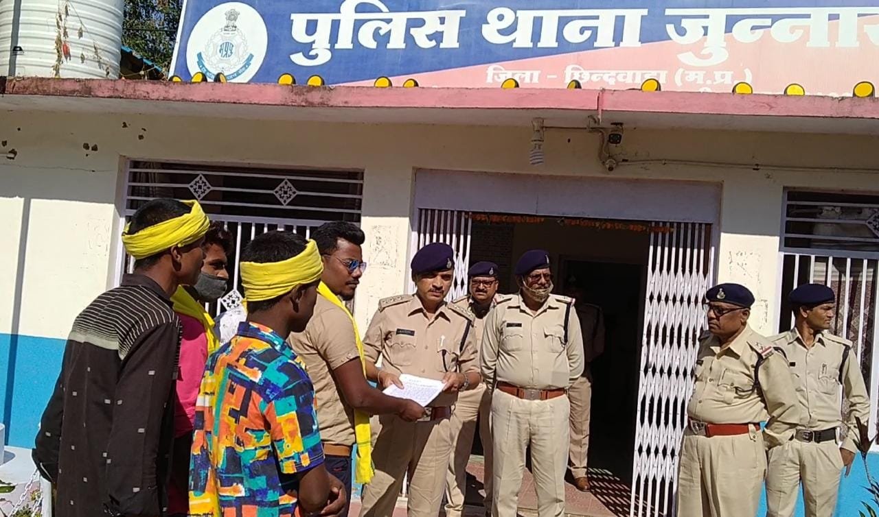 टीवी एक्ट्रेस के विरुद्ध ज्ञापन सौंपकर कार्रवाई की मांग, अभद्र भाषा का प्रयोग करने वाली एक्ट्रेस से आदिवासी समुदाय आक्रोशित | New India Times