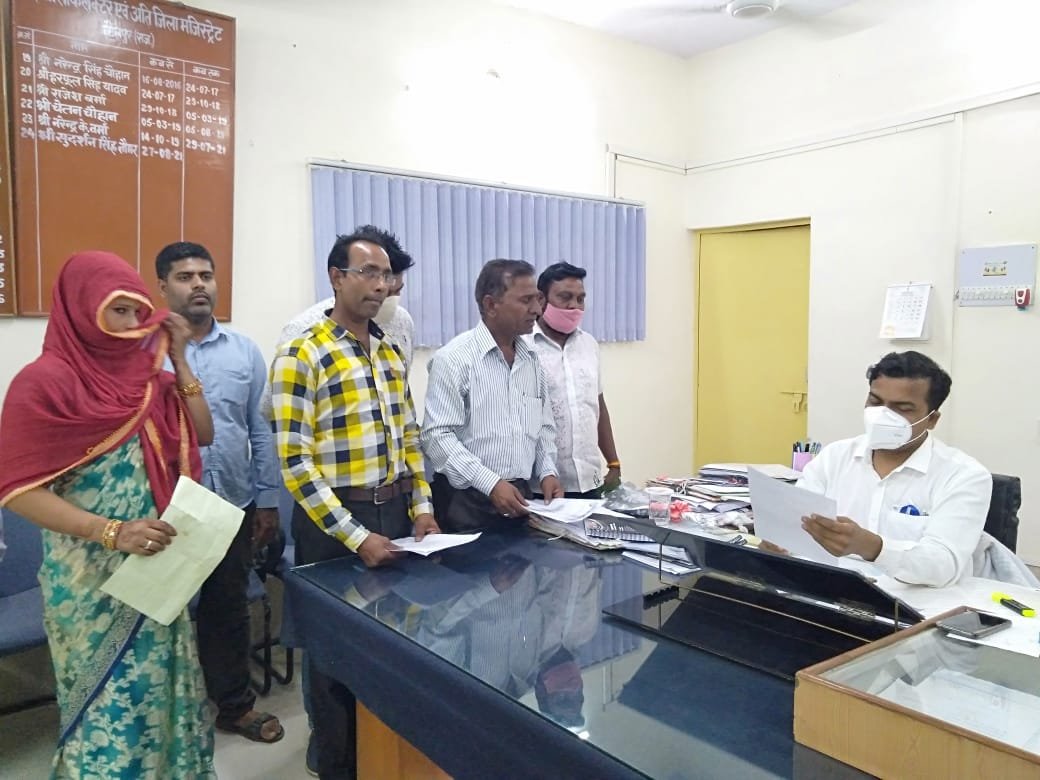 शराब की दुकान खोले जाने के विरोध में एडीएम को सौंपा गया ज्ञापन | New India Times