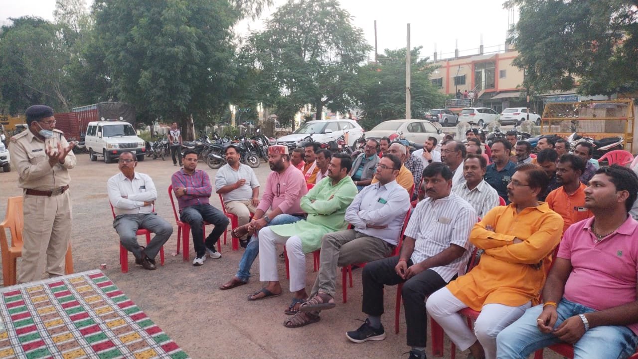 आगामी त्योहारों को लेकर गुन्नौर एसडीओपी की अध्यक्षता में अमानगंज थाना परिसर में शांति समिति की बैठक हुई संपन्न | New India Times