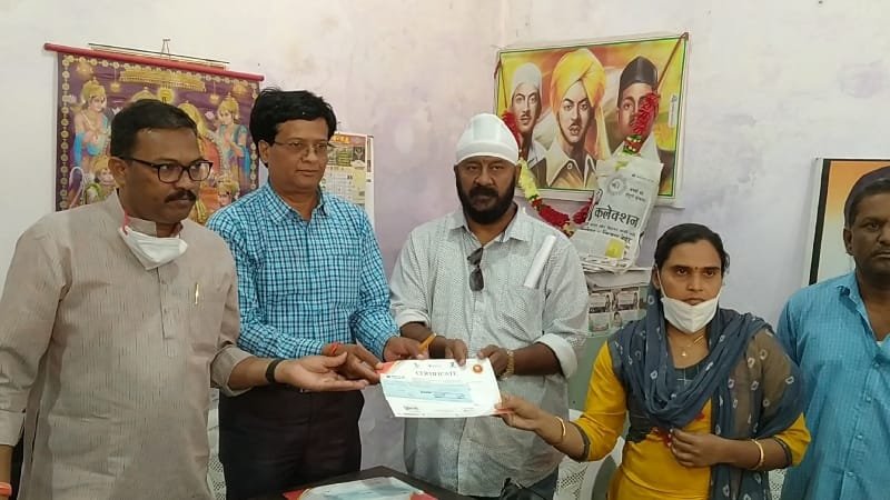 गिव इंडिया एन्ड सहयाद्रि फाउंडेशन के सौजन्य से दिलाए 30 - 30 हजार रुपए के चेक, पीड़ित परिजनों को संबोधित करते हुए भावुक हुए विधायक सुनील उईके | New India Times