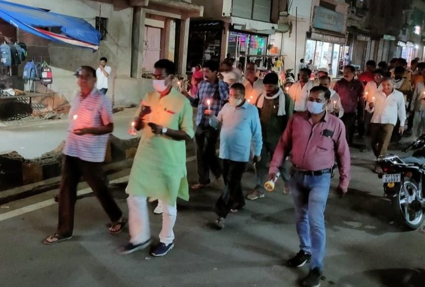 लखीमपुर किसान नरसंहार में शहीद हुए किसानों को श्रद्धांजलि अर्पित करने के लिए कांग्रेसी विधायक हर्ष यादव ने निकाला कैंडल मार्च | New India Times