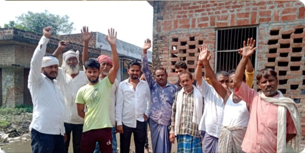 सड़क पर जलभराव को लेकर ग्रामीणों ने प्रदर्शन कर जताया विरोध | New India Times