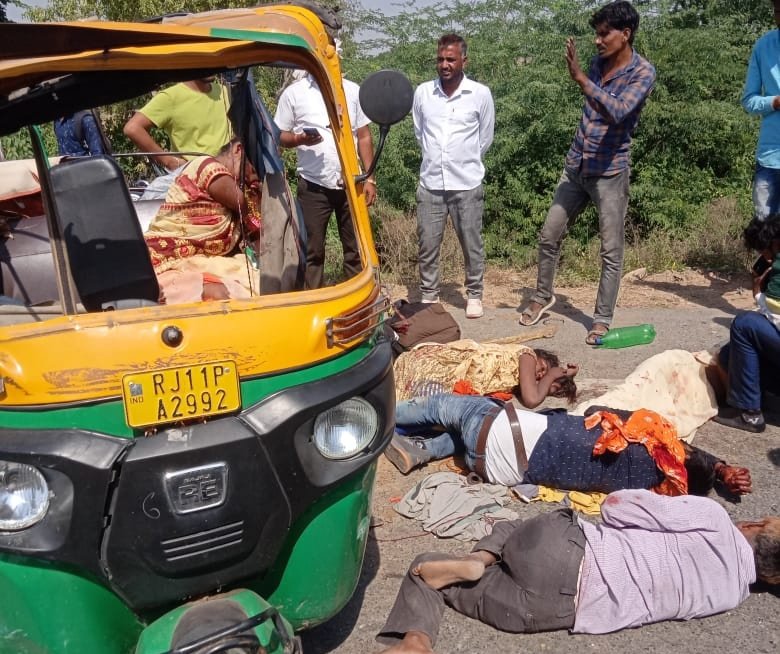 रोडवेज बस व थ्री व्हीलर टेंपो में हुई भीषण भिड़ंत, दो लोगों की मौके पर ही मौत एवं चार लोग गंभीर रूप से घायल | New India Times