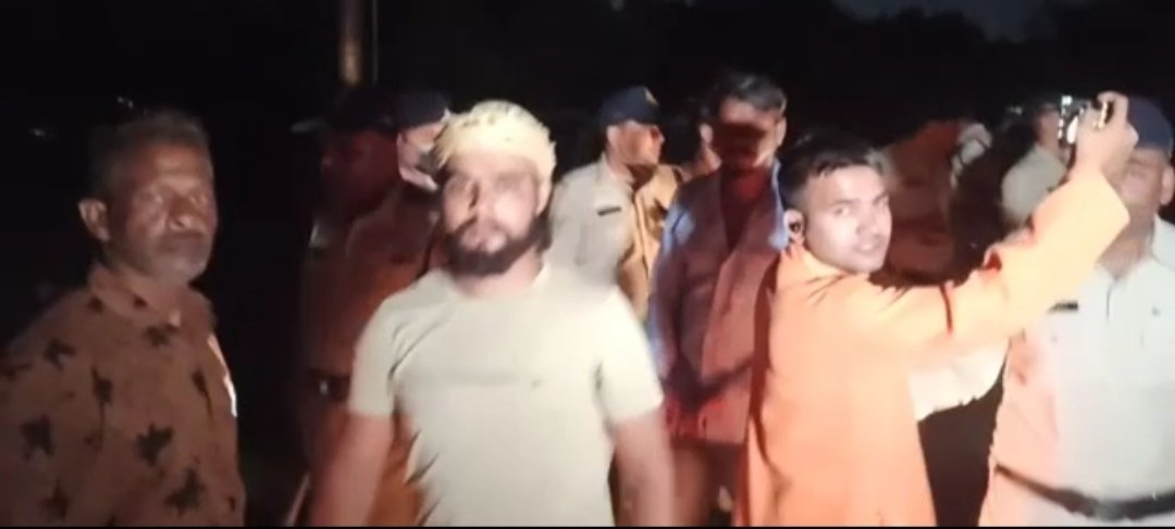 भोपाल में वेब सीरीज आश्रम-3 की चल रही शूटिंग के दौरान बजरंग दल के कार्यकर्ताओं ने जम कर किया हंगामा | New India Times