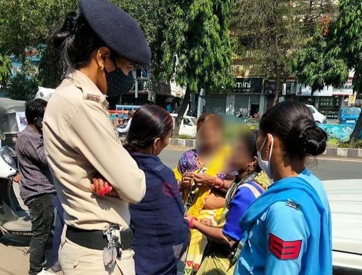 पति से परेशान होकर तालाब में आत्महत्या करने जा रही महिला को मैत्री मोबाइल ने सकुशल बचाया | New India Times