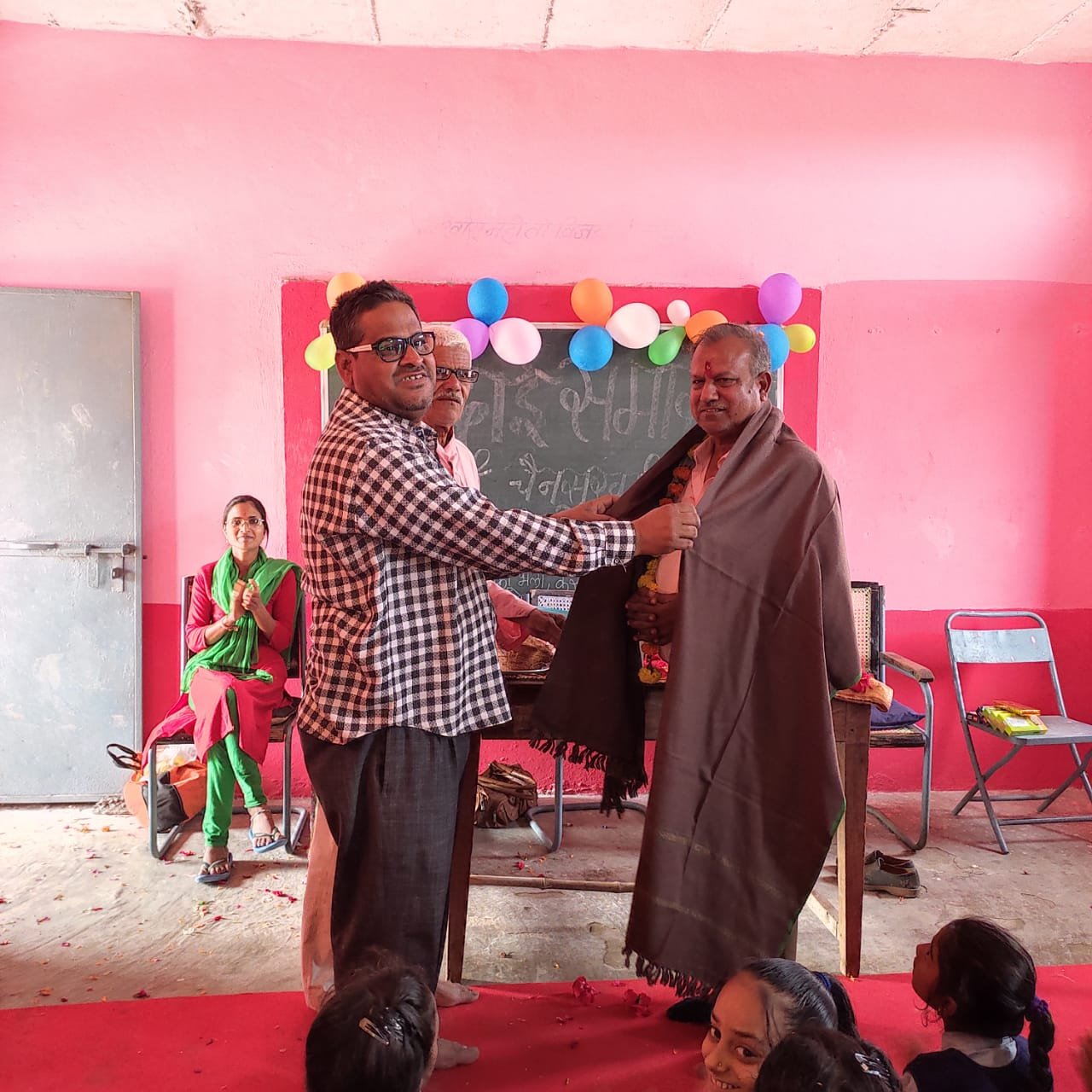 सेवानिवृत्त होने पर विदाई समारोह का किया गया आयोजन | New India Times