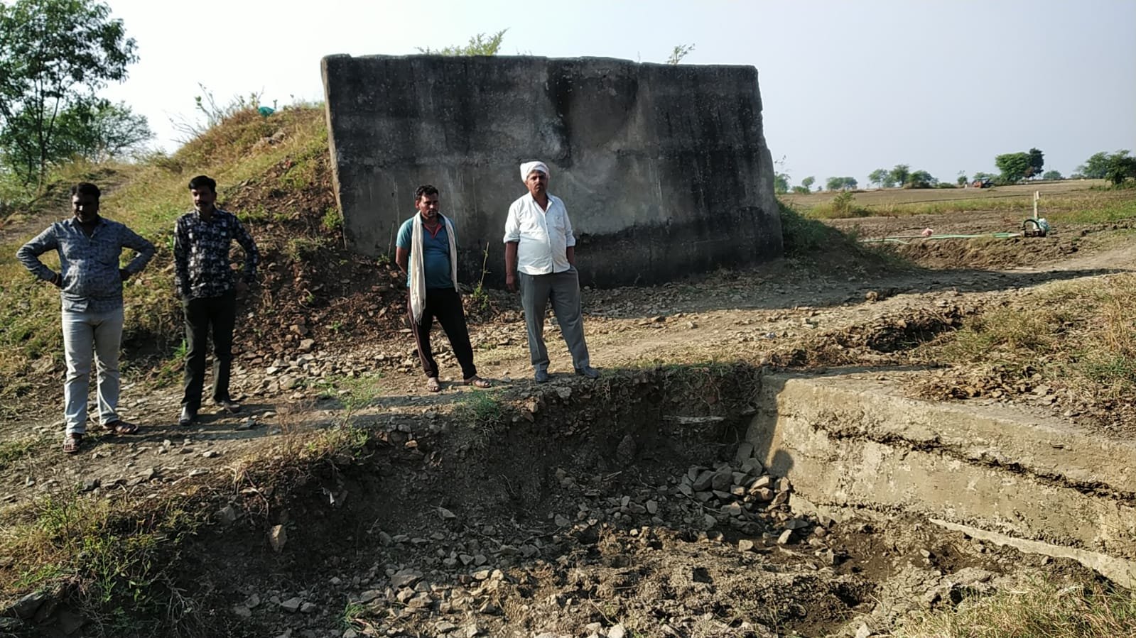 रवि फसलों की सिंचाई को लेकर किसान चिंतित, भ्रष्टाचार की भेंट चढ़ी नहर, जगह-जगह दिख रहे हैं क्रैक्स, विभाग द्वारा नहीं की जा रही है साफ सफाई एवं मरम्मत | New India Times