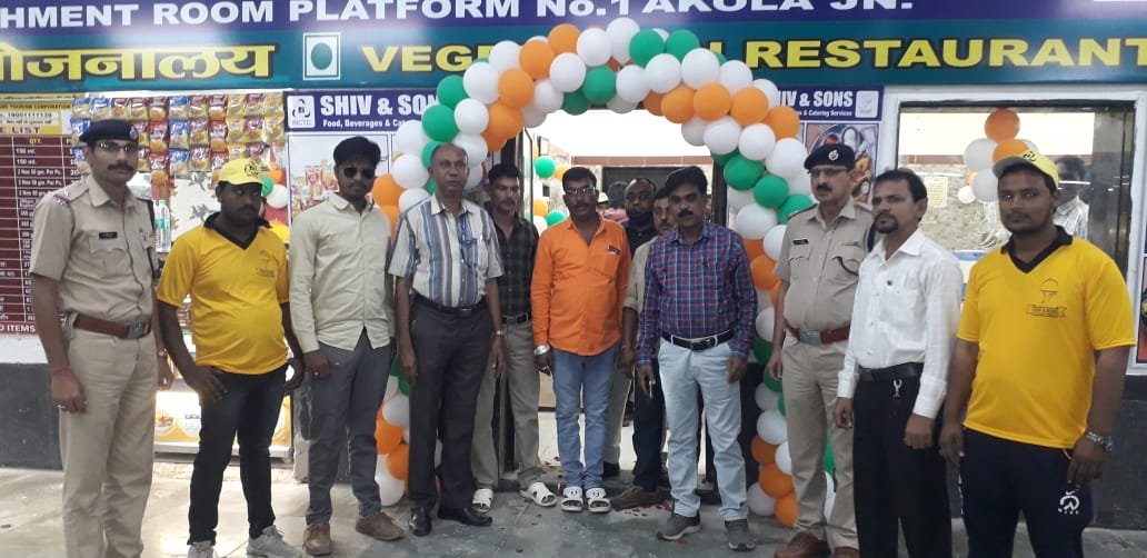 अकोला के प्लेटफार्म नं.1 पर कैंटीन का हुआ भव्य उद्घाटन, यात्री ले पाएंगे अकोला के खास पकवानों का स्वाद | New India Times