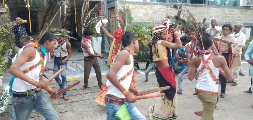 दीपावली के शुभ अवसर पर झांसी में कांग्रेस प्रदेश सचिव श्री राहुल रिछारिया के आवास पर मोनियाँ नृत्य का किया गया आयोजन | New India Times