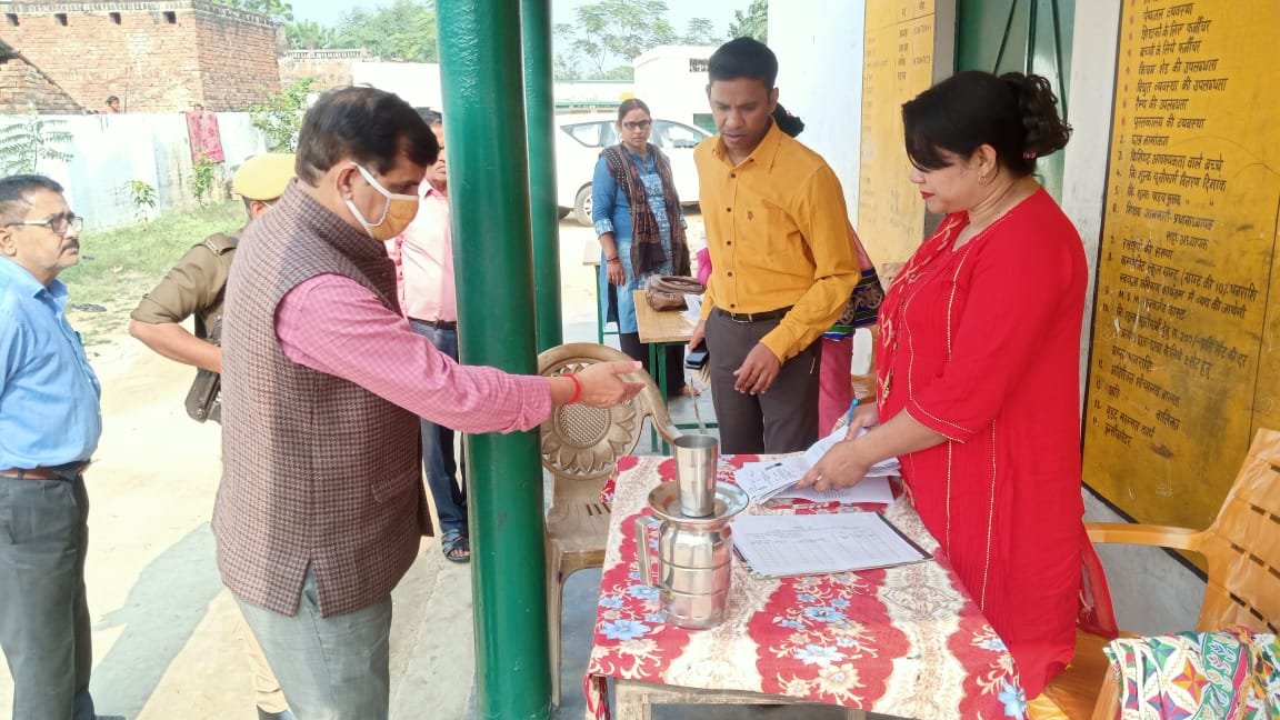 विशेष संक्षिप्त पुनरीक्षण कार्यक्रम के विशेष अभियान के तहत जिलाधिकारी ने किया बूथों का सघन निरीक्षण | New India Times