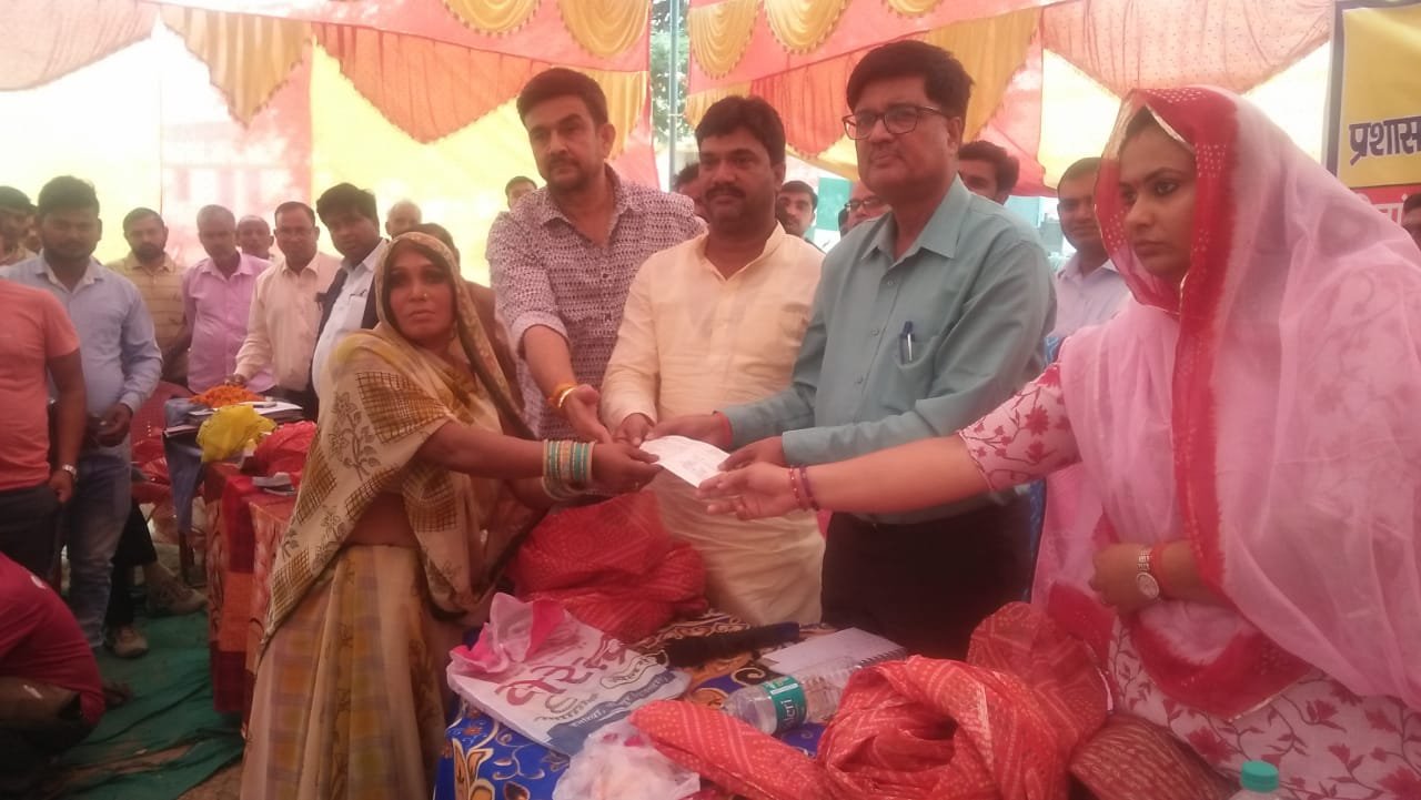 मृतक कृषक मुकेश की पत्नी को शिविर में ही सौंपा गया 2 लाख रूपये का चेक, नावलदेई ने भाव विभोर होकर प्रशासन को दिया धन्यवाद | New India Times