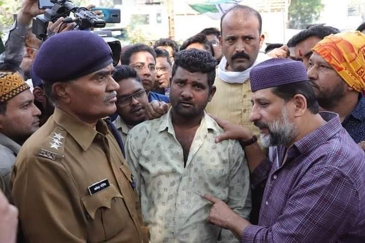 कमला नेहरू हॉस्पिटल में हुई आगज़नी के दोषियों के खिलाफ एफआईआर दर्ज करने की मांग को लेकर विधायक आरिफ मसूद अपने सैकड़ों समर्थकों व बच्चों के परिजनों के साथ पहुंचे पुलिस थाना, विरोध प्रदर्शन की दी चेतावनी | New India Times