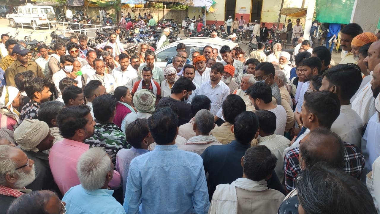 विधायक हर्ष यादव ने क्षेत्र के सैकडों कृषकों के साथ तहसील कार्यालय पहुॅचकर, खाद व विद्युत ट्रांसफार्मरों की उपलब्धता एवं नहरों के माध्यम से कृषकों को पानी उपलब्ध कराने के संबंध में महामहिम राज्यपाल के नाम एस.डी.एम. देवरी को सौंपा ज्ञापन | New India Times