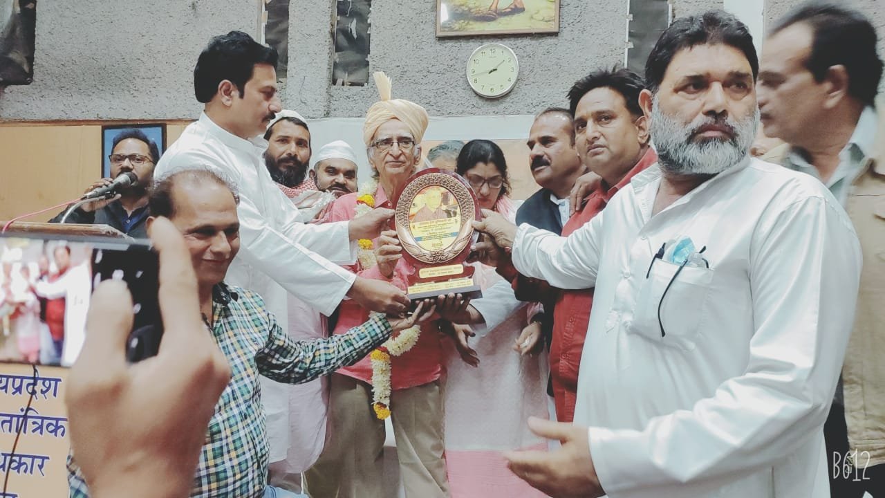 मुस्लिम महासभा मध्य प्रदेश ने प्रोफेसर राम पुनिया को रहबर-ए-इंसानियत के ख़िताब से नवाज़ा | New India Times