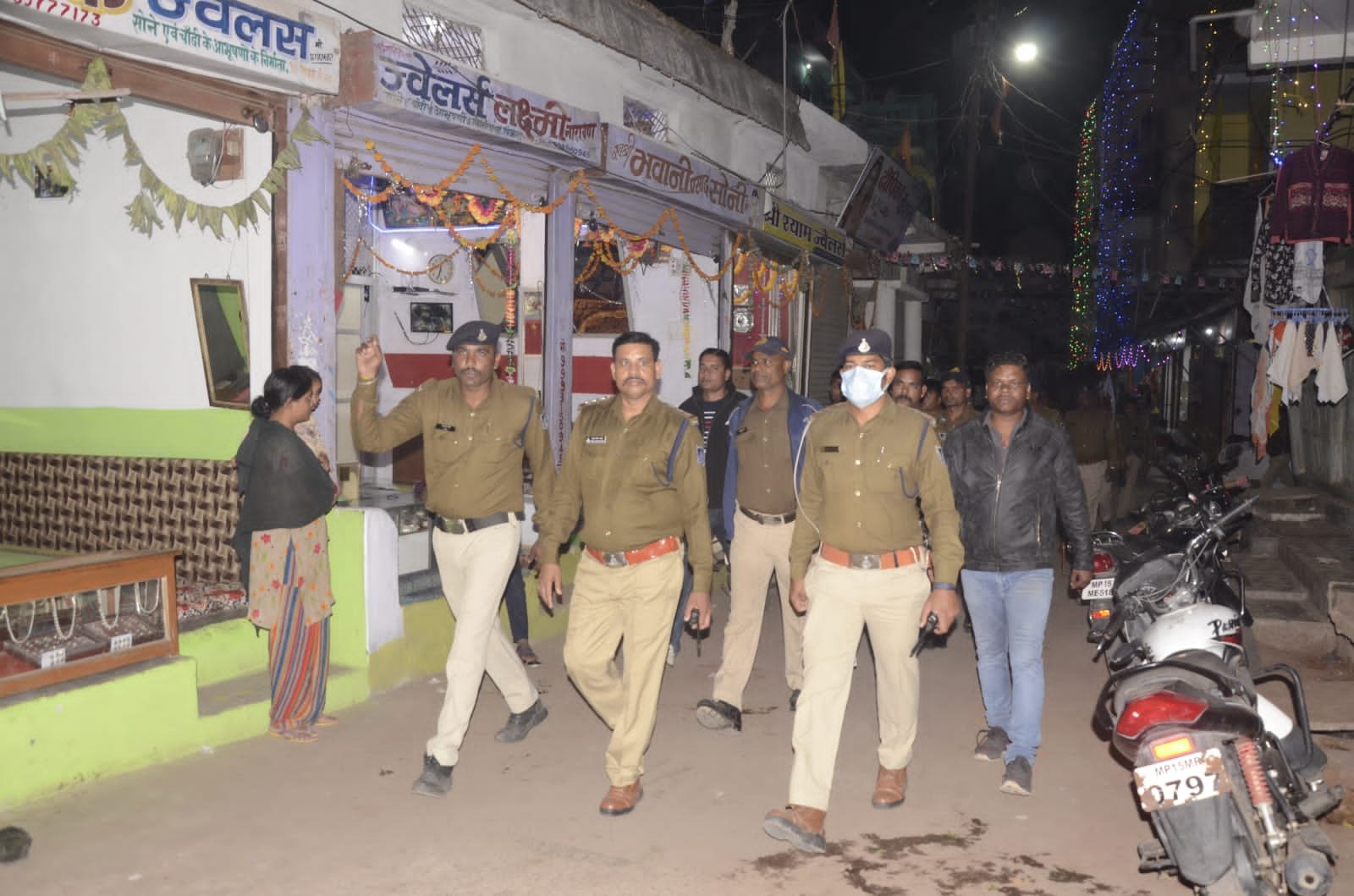 नवागत थाना प्रभारी ने पुलिस बल के साथ फ्लैग मार्च कर की शांति बनाए रखने की अपील | New India Times