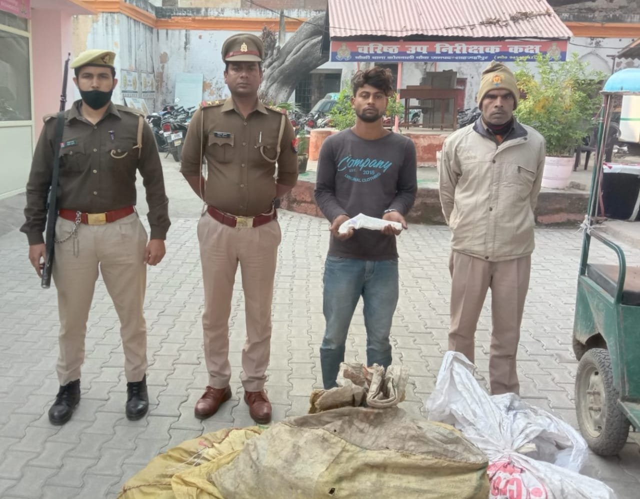 चोरी के विद्युत तार सहित एक गिरफ्तार तीन फरार, अवैध तमंचा भी बरामद | New India Times