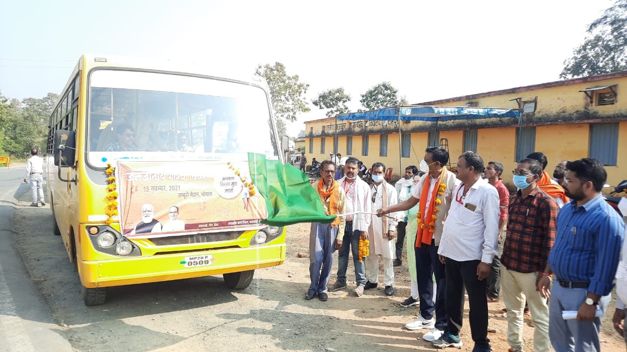 भाजपा विधानसभा प्रभारी श्री आशीष ठाकुर ने हरी झंडी दिखा कर एवं पुष्प वर्षा कर किया बसों को रवाना | New India Times