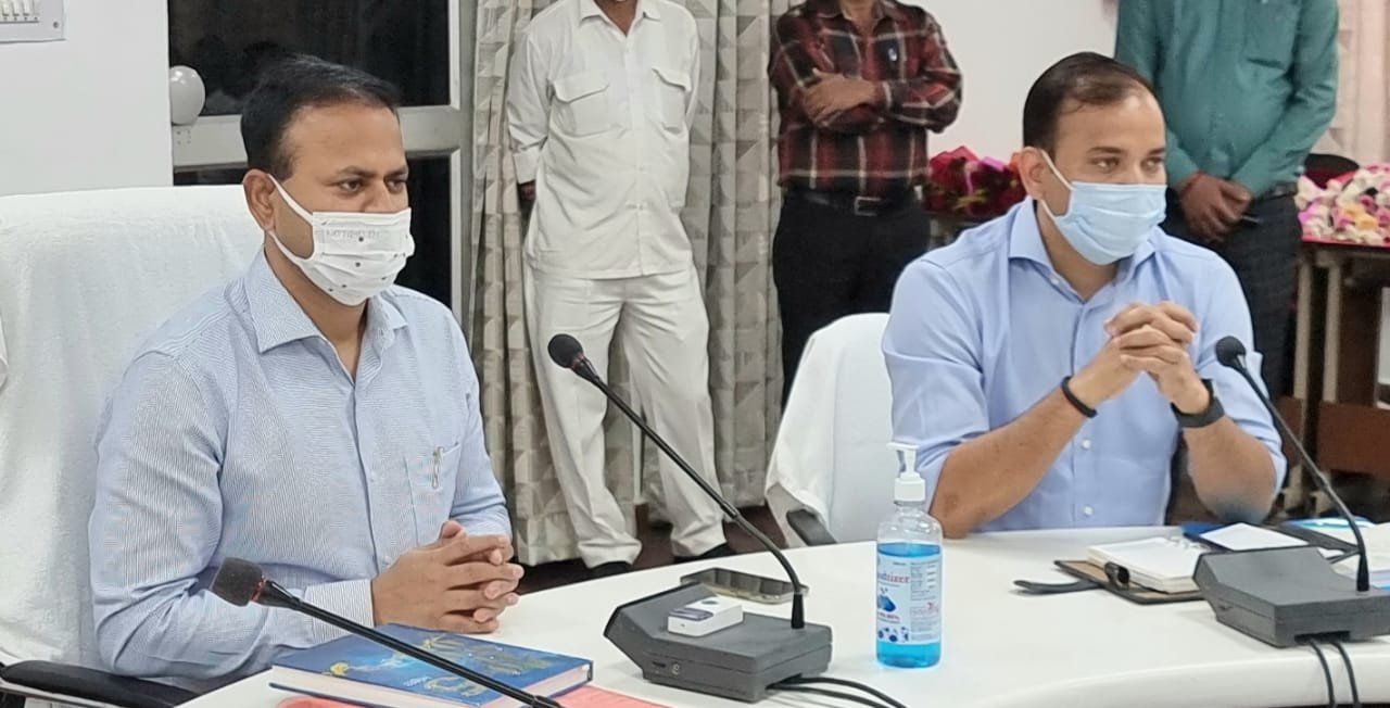 किसान कृषि अवशेष 'पराली' जलाएं नहीं आय का जरिया बनाएं: कलेक्टर | New India Times