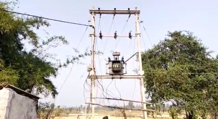 केसली ब्लाक के ग्राम सरईवन में 6 माह से बंद पड़ा हैं तीन विघुत ट्रांसफार्मर, बिजली व्यवस्था बाधित होने से किसानों की नहीं हो पा रही है बौनी | New India Times