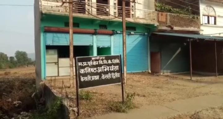 केसली ब्लाक के ग्राम सरईवन में 6 माह से बंद पड़ा हैं तीन विघुत ट्रांसफार्मर, बिजली व्यवस्था बाधित होने से किसानों की नहीं हो पा रही है बौनी | New India Times