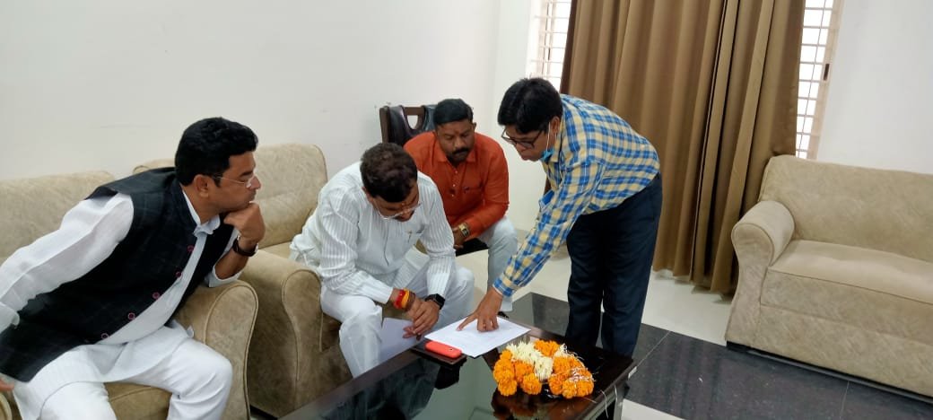 खंडवा सांसद ने भी जाफरपुरा हादसे के लिए पीएचआई विभाग के अधिकारी को किया तलब | New India Times