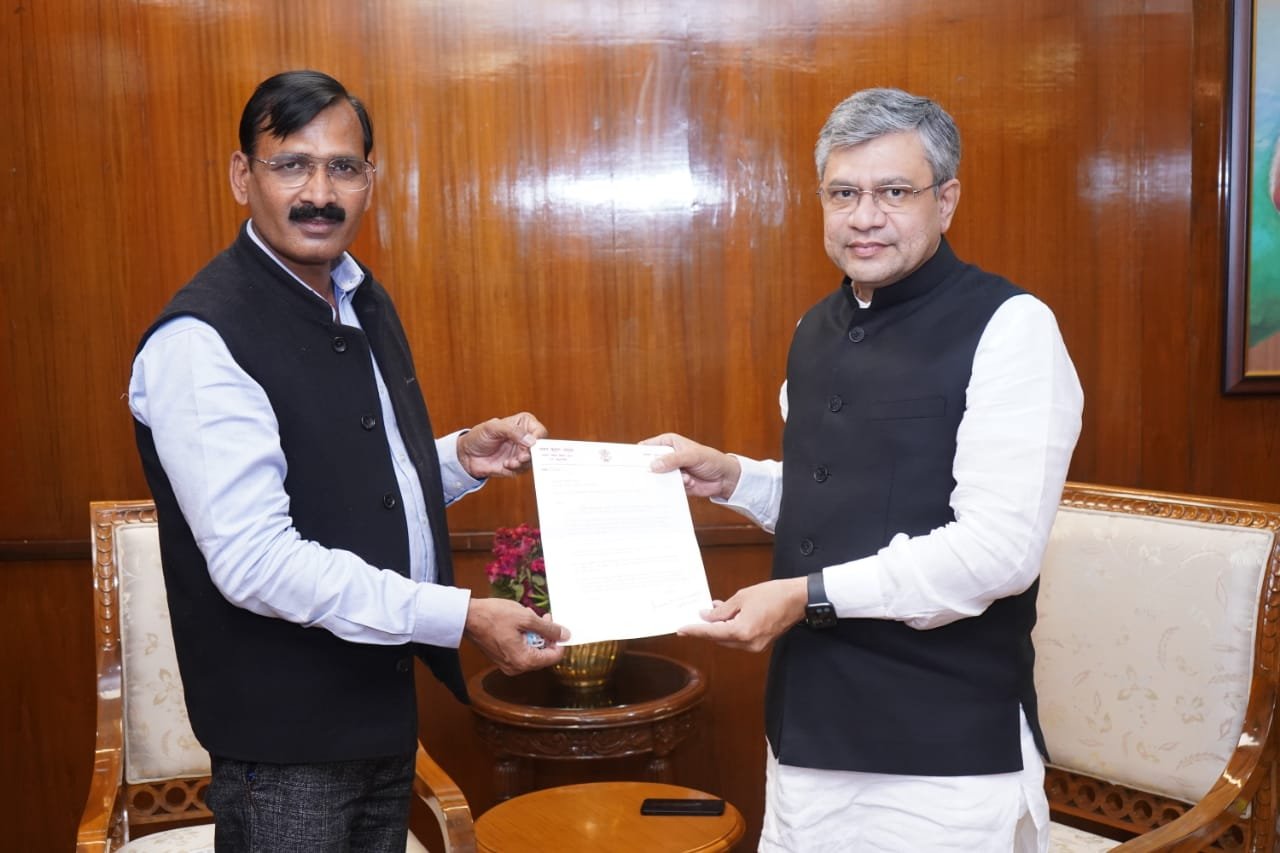 बिहार के कहलगांव विधायक ने नई दिल्ली में रेल मंत्री को ट्रेनों के ठहराव व अन्य मांगों के संबंध में दिया मांग पत्र | New India Times