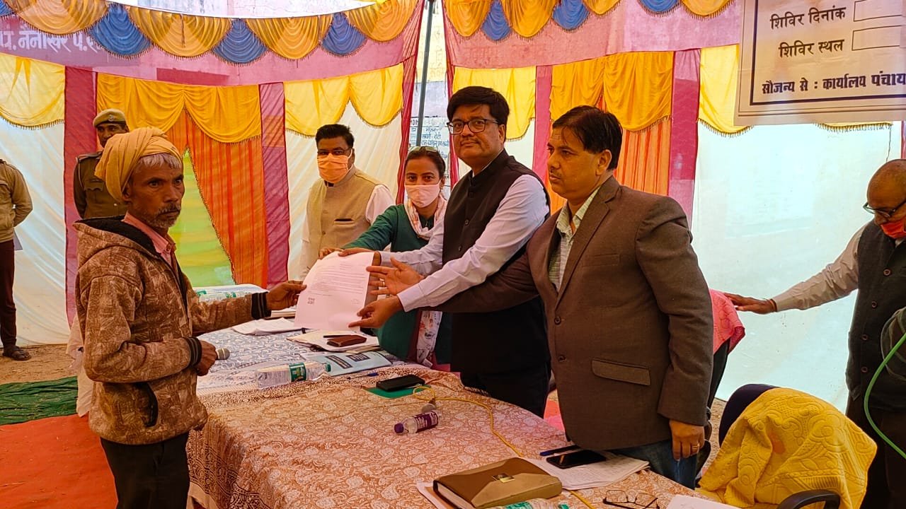 प्रशासन गांव संग अभियान के अंतर्गत चल रहे शिविर का डीएम ने किया निरीक्षण. सरकार की जनकल्याणकारी योजनाओं का लाभ पात्र व्यक्तियों को मिले: डीएम | New India Times