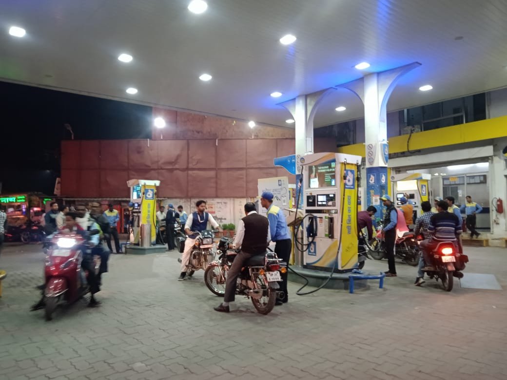 पम्प पर बनाये गए वन वे नियम से ग्राहक को हुई असुविधा तो सोशल मीडिया में वायरल कर दी खबर | New India Times