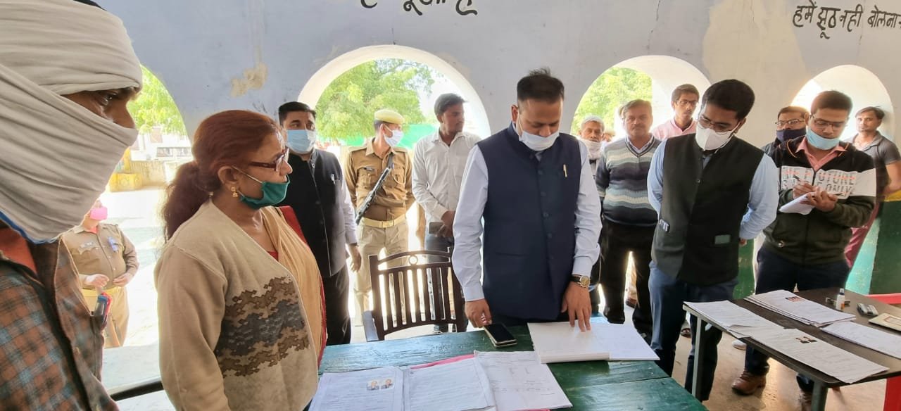 जिलाधिकारी ने विधानसभा बबीना एवं झांसी सदर के विभिन्न बूथों का किया निरीक्षण, मतदेय केंद्रों/स्थल पर अनुपस्थित पाए जाने वाले बीएलओ के विरुद्ध दिये सख्त कार्यवाही के निर्देश | New India Times