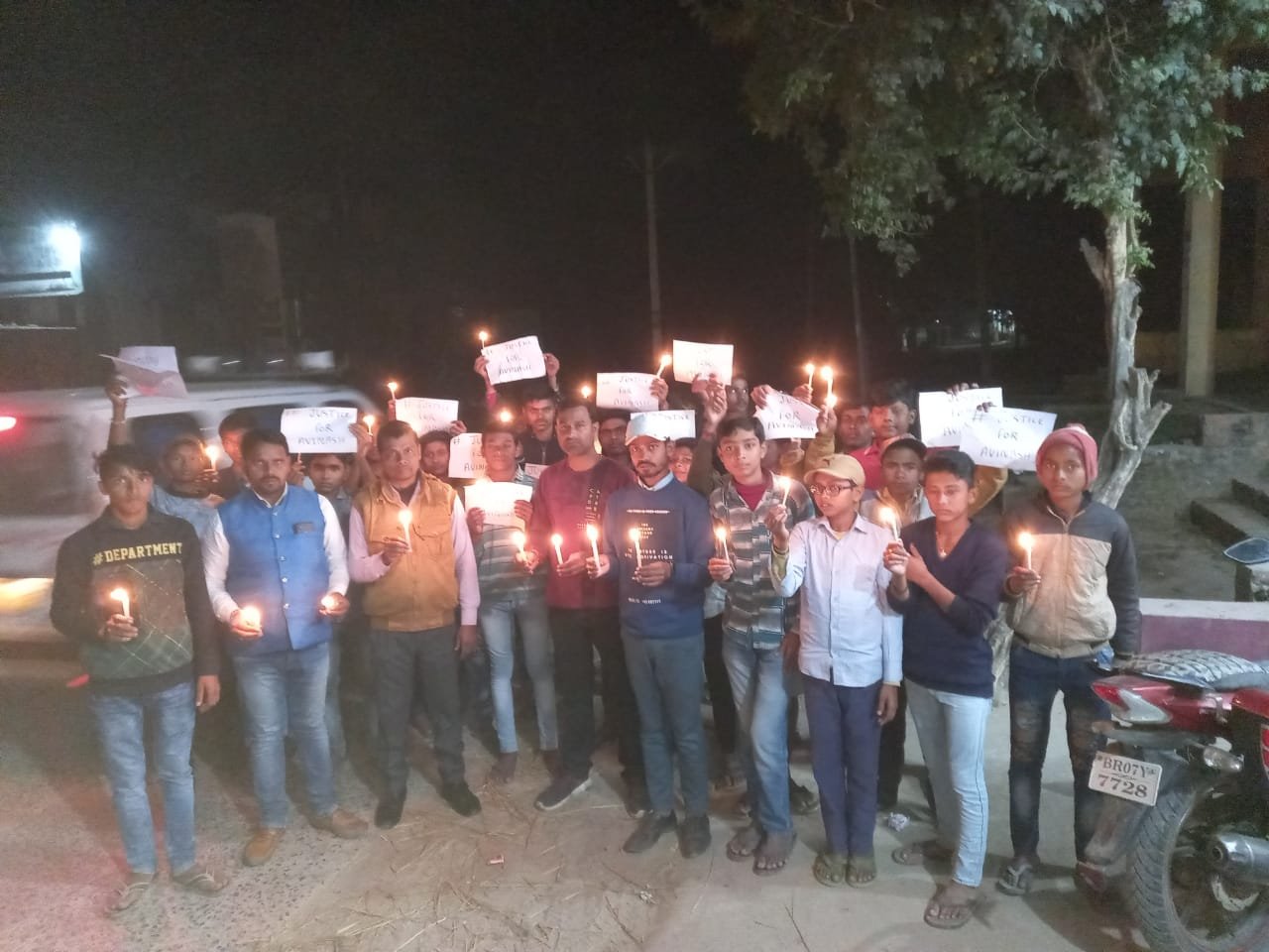 दिवंगत पत्रकार अविनाश झा को न्याय के लिए ऑल इंडिया रिपोर्टर एसोसिएशन (आयरा) द्वारा निकाला गया कैंडल मार्च | New India Times