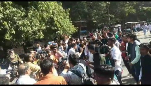 शिक्षा बचाओ, देश बचाओ का नारा बुलंदकर मुख्यमंत्री निवास घेरने जा रहे एनएसयूआई के पदाधिकारियों एवं छात्रों पर पुलिस ने किया लाठीचार्ज, कई छात्र हुए घायल 4 शिक्षा बचाओ, देश बचाओ का नारा बुलंदकर मुख्यमंत्री निवास घेरने जा रहे एनएसयूआई के पदाधिकारियों एवं छात्रों पर पुलिस ने किया लाठीचार्ज, कई छात्र हुए घायल | New India Times