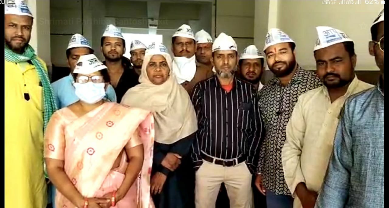 स्थापना दिवस पर आम आदमी पार्टी ने जिला चिकित्सालय में किया फलों का वितरण | New India Times